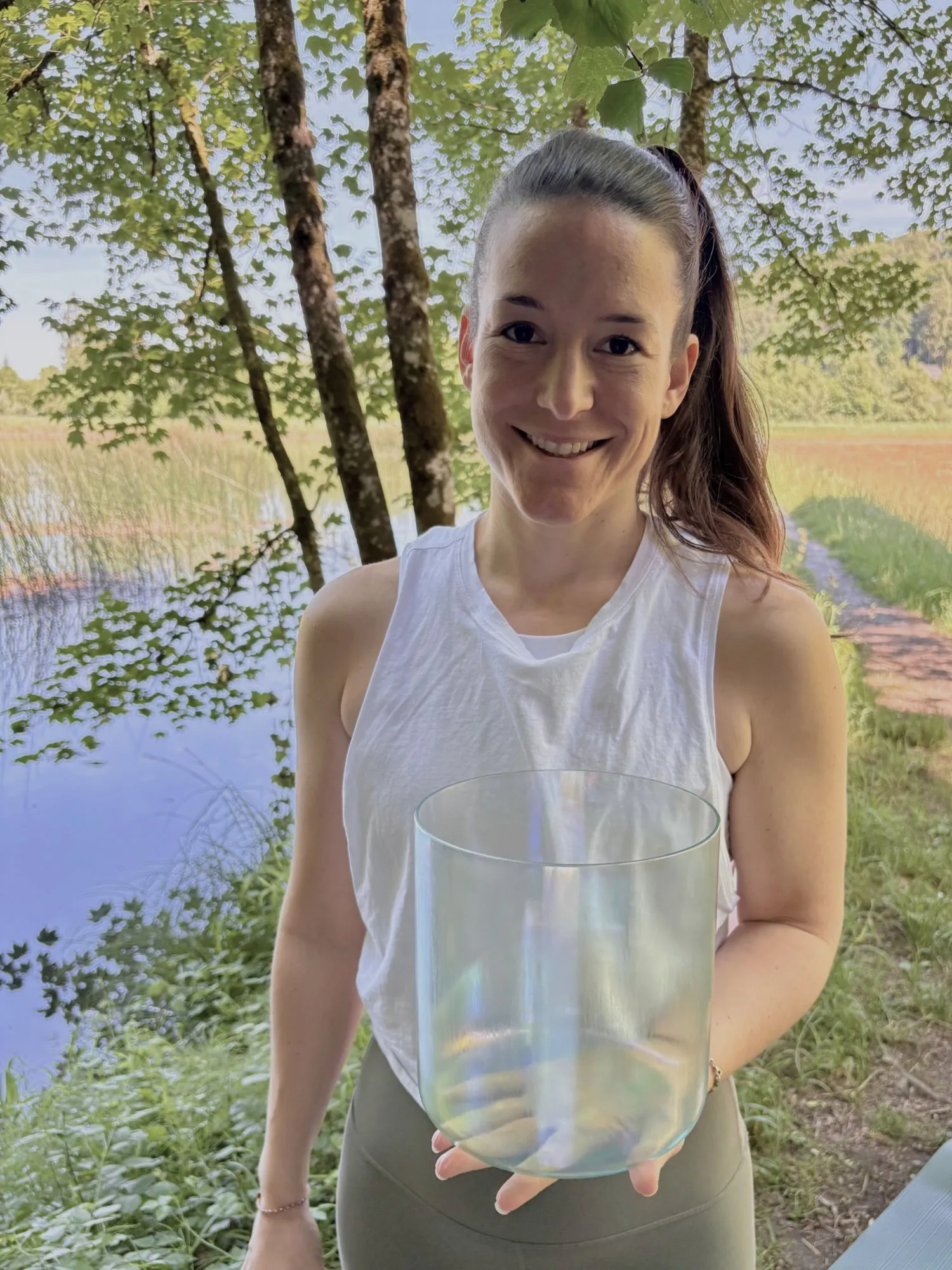Angela hinter den Klangschalen